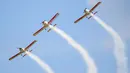 Sejumlah pesawat mengudara dalam formasi pada pertunjukan aerobatik di Wilayah Siziwang, Ulanqab, Daerah Otonom Mongolia Dalam, China utara, pada 21 Agustus 2020. (Xinhua/Xu Qin)