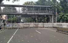 Ada Demo Ojol, Jalan Medan Merdeka Barat Ditutup Barrier Beton dan Kawat Berduri