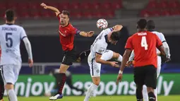 Pemain Chelsea Olivier Giroud (kanan) dan berebut bola dengan pemain Rennes Damien Da Silva pada pertandingan Grup E Liga Champions di Stadion Roazhon Park, Rennes, Prancis, Selasa (24/11/2020). Chelsea melaju ke 16 besar Liga Champions usai mengalahkan Rennes 2-1. (AP Photo/David Vincent)