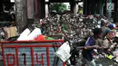 Pemulung memilah sampah di kolong Tol Wiyoto-Wiyono, Sungai Bambu, Jakarta, Selasa (15/1). Kolong Tol tersebut berubah menjadi tempat penampungan sampah warga di 3 kelurahan sehingga menyebabkan pencemaran lingkungan. (Merdeka.com/Iqbal S. Nugroho)