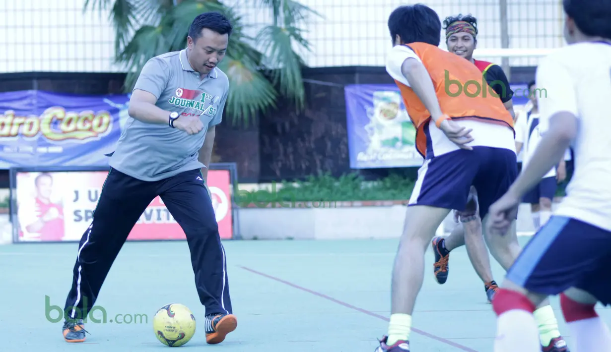 Aksi Menteri Pemuda Dan Olah Raga, Imam Nahrowi saat bermain Futsal di Kantor Kemenpora, Jakarta, Jumat (26/2/2016). (Bola.com/Nicklas Hanoatubun)