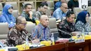 Menteri Koperasi dan UMKM Teten Masduki mengikuti rapat kerja bersama Komisi VI DPR di Kompleks Parlemen, Senayan, Jakarta, Kamis (23/11/2023). (Liputan6.com/Faizal Fanani)