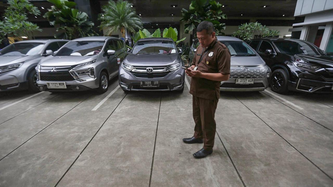 FOTO: OTT Wamenaker Noel, KPK Sita 22 Kendaraan Mewah