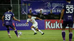 Persija dan Persita memulai laga dengan tempo cepat. Kedua tim saling membalas serangan dan menciptakan peluang. (Dok. Persija)