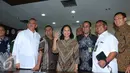 Menteri BUMN Rini Sumarno (tengah) bersama sejumlah direktur Perusahaan BUMN usai jumpa pers di Jakarta, (25/7). Acara halal bihalal tersebut sekaligus memaparkan kinerja para perusahaan BUMN pada periode tahun ini. (Liputan6.com/Angga Yuniar) .