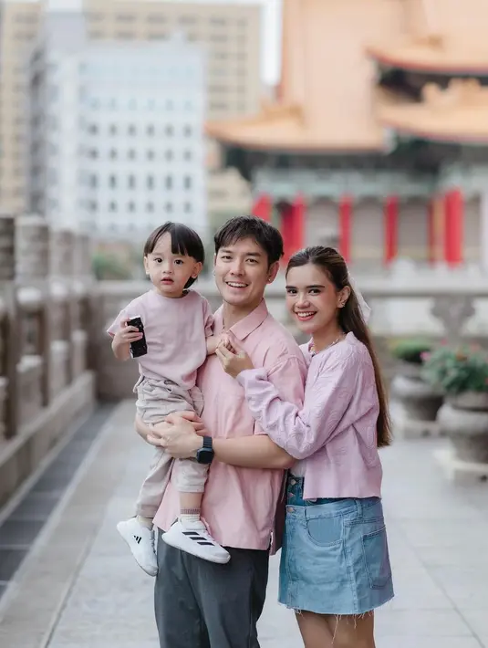 Pasangan selebriti Audi Marissa dan Anthony Xie sedang pulang kampung ke Taiwan. Berikut beberapa potret liburannya saat pulang kampung. Dari mulai menjalani pemotretan hingga main ke sawah. [Instagram/audimarissa]