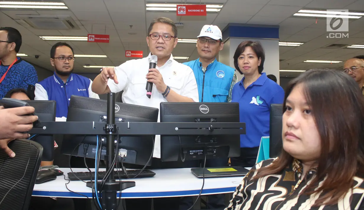 Peninjauan jaringan telekomunikasi XLsecara langsung  untuk melihat antisipasi operator menghadapi lonjakan trafik saat arus mudik, lebaran, dan arus balik 2017 di Jakarta, Jumat (23/6). (Liputan6.com/Angga Yuniar)