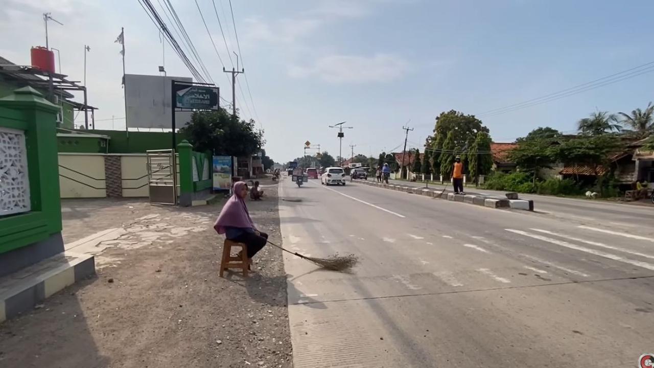 Penyapu Koin di Jembatan Kali Sewo Indramayu Masih Ada