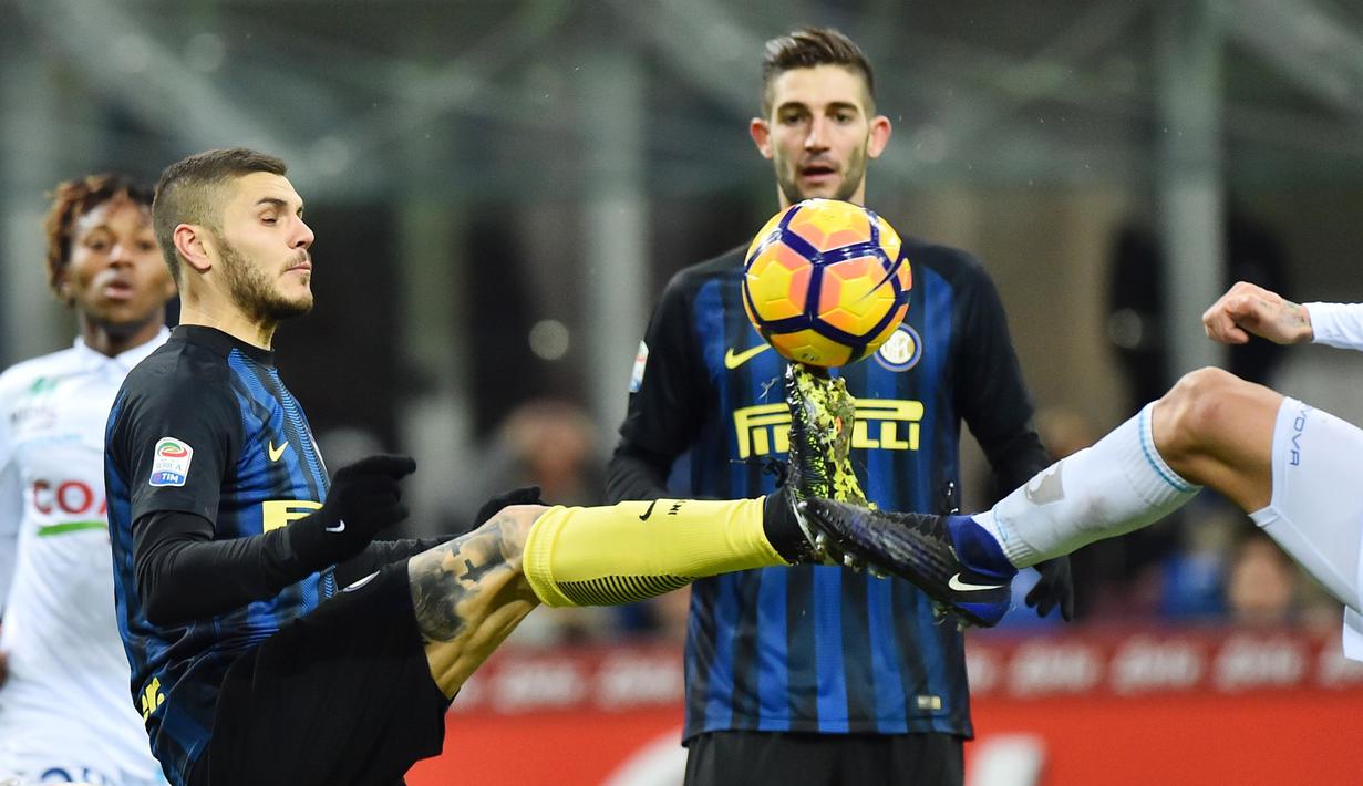 Pemain Inter Milan, mencoba merebut bola dari kaki pemain Chievo pada laga  lanjutan Serie A di San Siro stadium, Milan, (14/1/2017). Inter menang 3-1. (AFP/Giuseppe Cacace)