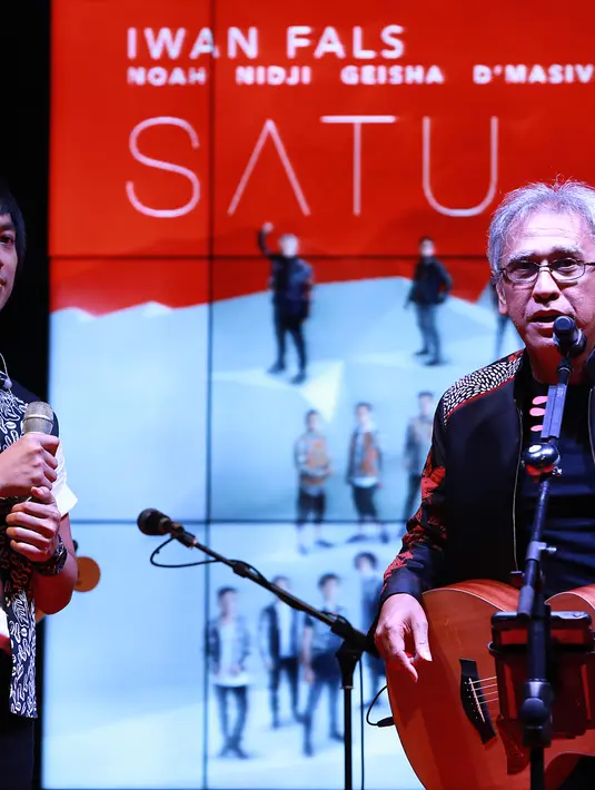Ditemui di Foundry 8, SCBD, Sudirman, Jakarta Selatan, Selasa malam (8/12/2015), Iwan Fals mengungkap jika pembuatan album ini tidaklah mudah. Ia juga menyebutkan konsepnya yaitu Bhinneka Tunggal Ika. (Deki Prayoga/Bintang.com)