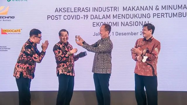 Menteri Perindustrian (Menperin) Agus Gumiwang Kartasasmita (kedua kanan) didampingi Direktur Jenderal Industri Agro Kementerian Perindustrian Putu Juli Ardika (paling kanan) menerima cinderamata dari Ketua Umum GAPMMI Adhi S Lukman (kedua kiri).