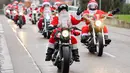 Pengendara berpakaian seperti Sinterklas mengendarai sepeda motor selama acara amal di Lustadt, Jerman, Kamis (6/12). Mereka mengumpulkan sumbangan untuk rumah sakit Sterntaler di Speyer, yang merawat anak-anak penderita kanker. (Uwe Anspach/dpa/AFP)