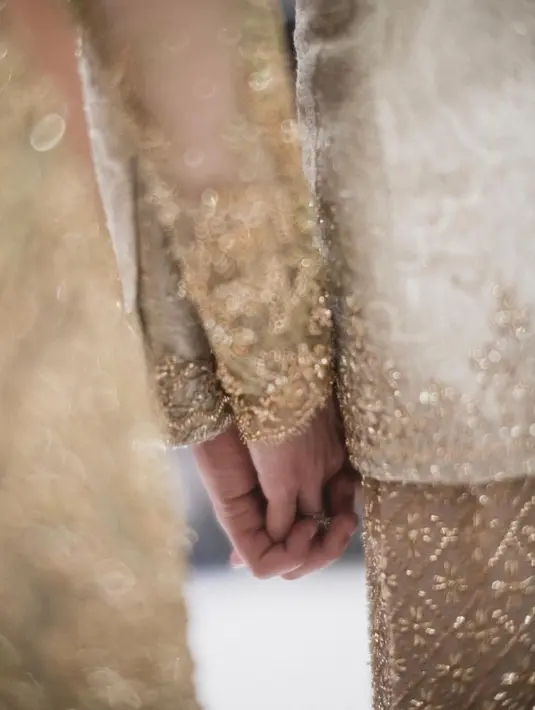 “Setiap jengkal busana ini punya kisah terinspirasi dari keanggunan klasik Budaya Nusantara yang estetik,” tutur sang desainer di Instagram,  [Foto: IG/enzystoria].