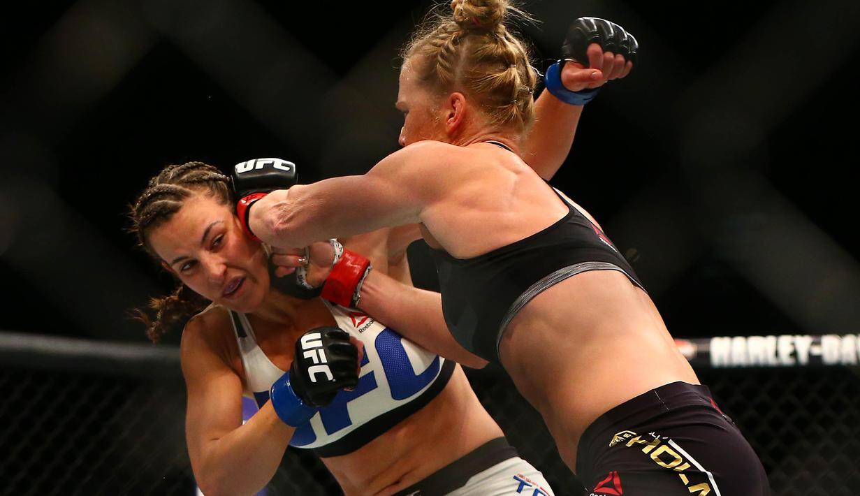 Holly Holm mendaratkan pukulan ke wajah Miesha Tate pada ajang UFC 196 di MGM Grand Garden Arena, Las Vegas, Amerika Serikat, Minggu (6/3/2016)  (Reuters/Mark J. Rebilas-USA TODAY Sports)