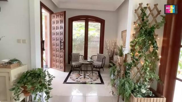 Potret rumah kontrakan Rina Nose (Sumber: YouTube/Qiss You TV)