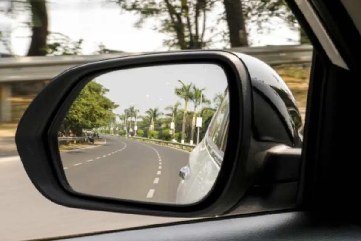 Kaca spion mobil (Carwale.com)