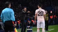 Pelatih Paris Saint-Germain Thomas Tuchel memberi instruksi pada laga Liga Champions melawan Manchester United (MU) di Parc des Princes. (AFP/Anne-Christine Poujoulat)
