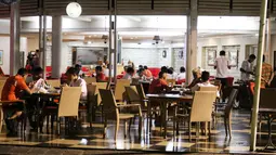 Suasana makan malam Persija Jakarta di Bandung, Jumat (15/7/2016). (Bola.com/Nicklas Hanoatubun)