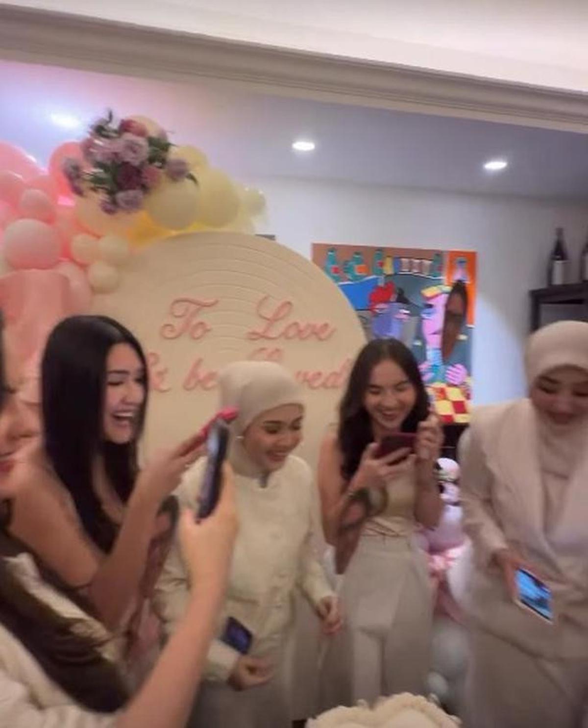 15 Potret Dekorasi Bridal Shower Syifa Hadju, Estetik dan Fun