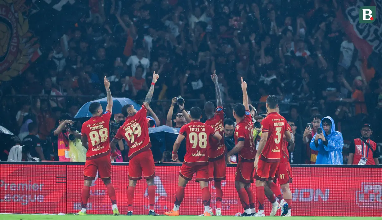 Para pemain Persija Jakarta merayakan gol yang dicetak oleh Allano ke gawang Persebaya Surabaya pada laga pekan ke-27 BRI Super League di Stadion Utama Gelora Bung Karno, Jakarta, Sabtu (11/4/2026). (Bola.com/Bagaskara Lazuardi)