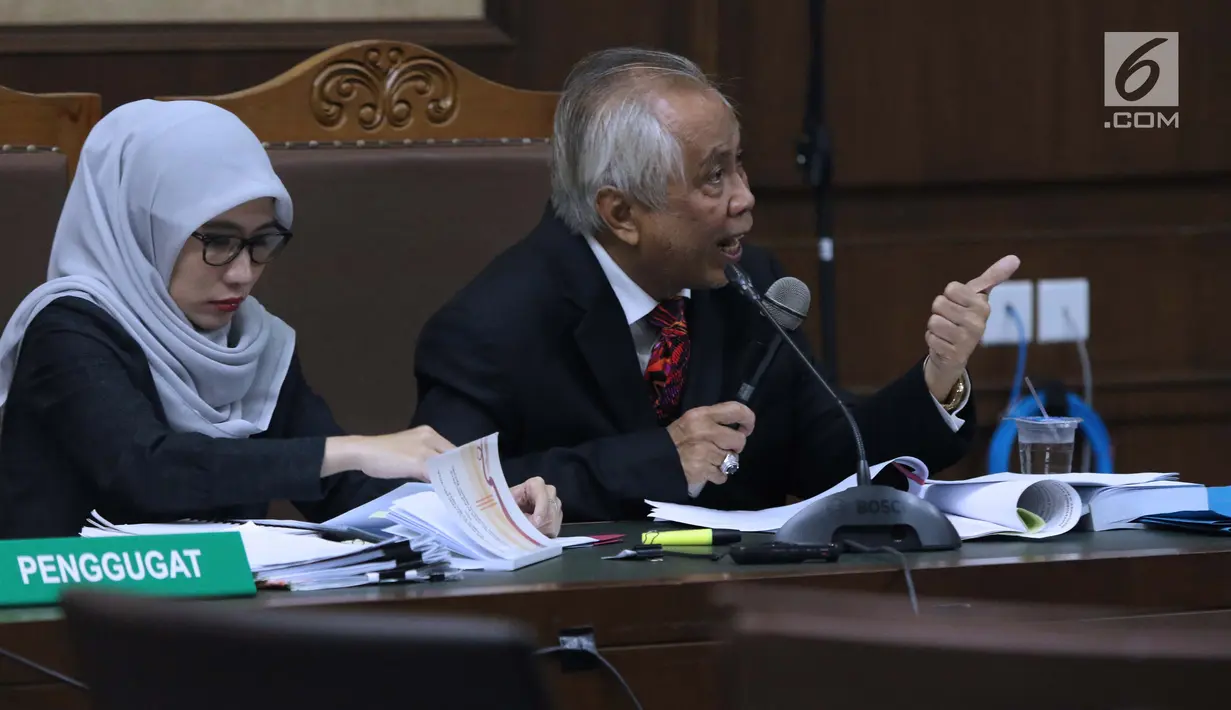 Terpidana kasus suap hakim dan panitera PTUN Medan, OC Kaligis (kanan) saat sidang pengajuan permohonan PK ke-2 di PN Jakarta Pusat, Rabu (10/4). Sebelumnya, MA mengabulkan PK yang diajukan OC Kaligis dan mengurangi masa penahanan OC Kaligis sebanyak tiga tahun. (Liputan6.com/Helmi Fithriansyah)