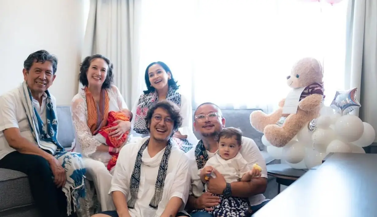 Setelah melahirkan, Nadine tampil dengan atasan brukat dan rok putih dipadukan dengan slayer tenun [@dellydemalik]