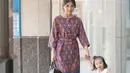 Selain berdaster dan bergaya kasual, Sarwendah juga sangat menarik saat memakai outfit batik. Aura keibuannya sangat terpancar, terlebih ia sedang menggandeng anaknya yang lucu banget, Thalia Putri Onsu. (Instagram/Sarwendah29)