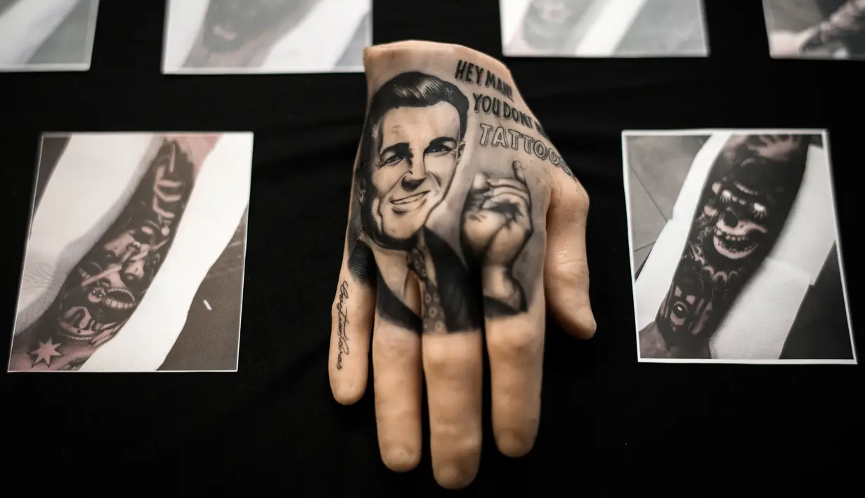 Sebuah tangan tiruan bertato dipajang di salah satu stan Paris Tattoo Convention di Grand Halle de la Villette, Paris, Prancis, Jumat (9/3). Paris Tattoo Convention berlangsung dari tanggal 9 sampai 11 Maret. (Philippe LOPEZ/AFP)