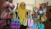 Sri Utami, perajin tas anyaman plastik di Bojonegoro, Jawa Timur, yang usahanya tambah maju pesat. (Ahmad Adirin/Liputan6.com)