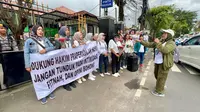 Emak-emak Demo Dukung Praperadilan Hasto Kristiyanto