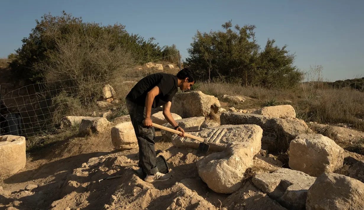 Seorang relawan menggali situs gua pemakaman Periode-Bait Suci Kedua atau Gua Salome berusia 2000 tahun yang baru-baru ini ditemukan di Hutan Lachish, Israel, 20 Desember 2022. Situs ini menjadi lokasi ziarah selama berabad-abad setelah dibangun. (AP Photo/Maya Alleruzzo)