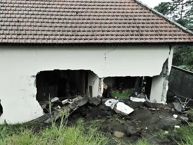 Tembok sebuah rumah mengalami rusak parah akibat tanah longsor yang menimpa Kecamatan Kintamani, Bali, Jumat (10/2). Hujan deras sepanjang Kamis malam menyebabkan longsor di tiga desa di Kecamatan Kintamani. (STR/NATIONAL DISASTER AGENCY/AFP)