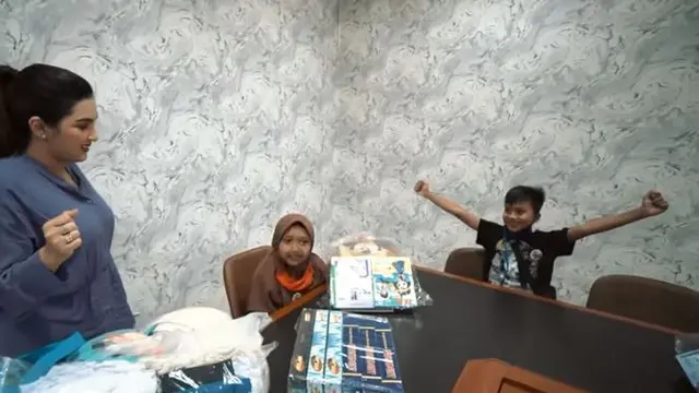 Anak Angkat Ashanty Bakal Masuk Pesantren, Ini 6 Momen Putra dan Aulia Belanja Bareng
