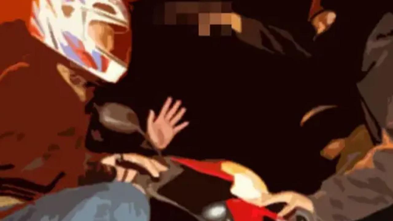Seorang pria berusia 55 tahun berhasil melawan tiga begal motor yang mengincarnya di jalan raya Probolinggo, Selasa (24/10/2023) malam. Berkat keberaniannya, ia berhasil mempertahankan motornya.