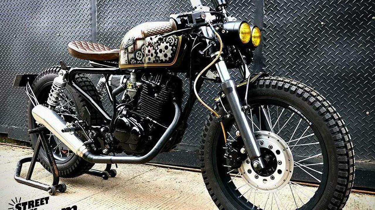 Gadis Cantik Penunggang MegaPro Cafe Racer
