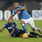 Biabiany diadang bek Inter Faouzi Ghoulam (Reuters Ciro de Luca)