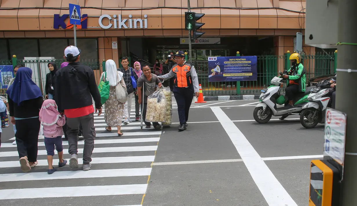 Pejalan kaki melintasi penyeberangan pejalan kaki yang dikontrol lampu lalu lintas atau dikenal sebagai persimpangan pelikan (pelican crossing) di sisi timur Stasiun Cikini, Jakarta, Senin (15/9/2025). (merdeka.com/Arie Basuki)
