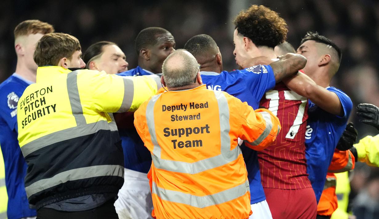 Sejumlah petugas dan pemain berusaha memisahkan perkelahian antara Pemain Liverpool, Curtis Jones dengan pemain Everton, Abdoulaye Doucoure setelah laga lanjutan Liga Inggris 2024/2025 di Goodison Park, Liverpool, Inggris, Rabu (13/02/2025) WIB. (AP Photo/PA/Nick Potts)