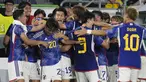 Para pemain Jepang berselebrasi setelah rekan mereka Ao Tanaka, kiri tengah, mencetak gol keempat untuk timnya ke gawang Jerman pada laga uji coba internasional di Stadion Volkswagen Arena, Minggu (10/9/2023) dini hari WIB. (AP Photo/Martin Meissner)