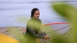 Atlet Timnas Surfing Indonesia, Jasmine Studer, berlatih di Pantai Berawa, Kuta Utara, Selasa (15/9/2026), sebagai bagian dari persiapan menghadapi Asian Games 2026 di Aichi-Nagoya, Jepang. Jasmine menjalani persiapan intensif sebelum tampil pada ajang tersebut. (Bola.com/Alit Binawan)