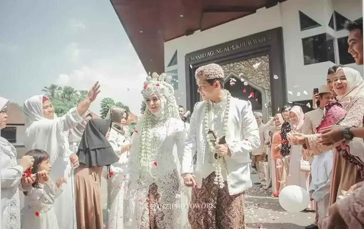 Resmi Cerai, 7 Potret Kenangan Thya Sethya Eks Gadis MMA dan Suami