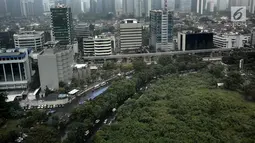 Pemandangan gedung-gedung bertingkat di Jakarta, Rabu (25/4). Luas Ruang Terbuka Hijau (RTH) Ibu Kota baru mencapai 9,98 persen dari target 30 persen total luas wilayah DKI Jakarta. (Liputan6.com/Faizal Fanani)