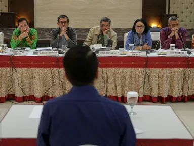 Pansel Calon Pimpinan Ombudsman RI (Pansel ORI) melakukan tes wawancara terbuka di Gedung Sektretariat Negara, Jakarta, Selasa (27/10). Pansel ORI hari ini memulai tes wawancara terhadap 36 kandidat hingga 30 Oktober 2015. (Liputan6.com/Faizal Fanani)