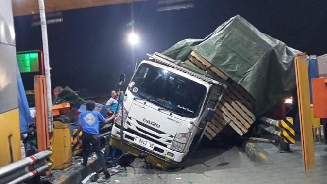 Truk Tronton dan Kontainer Tabrak Gerbang Tol Ciawi 2 Arah Jakarta