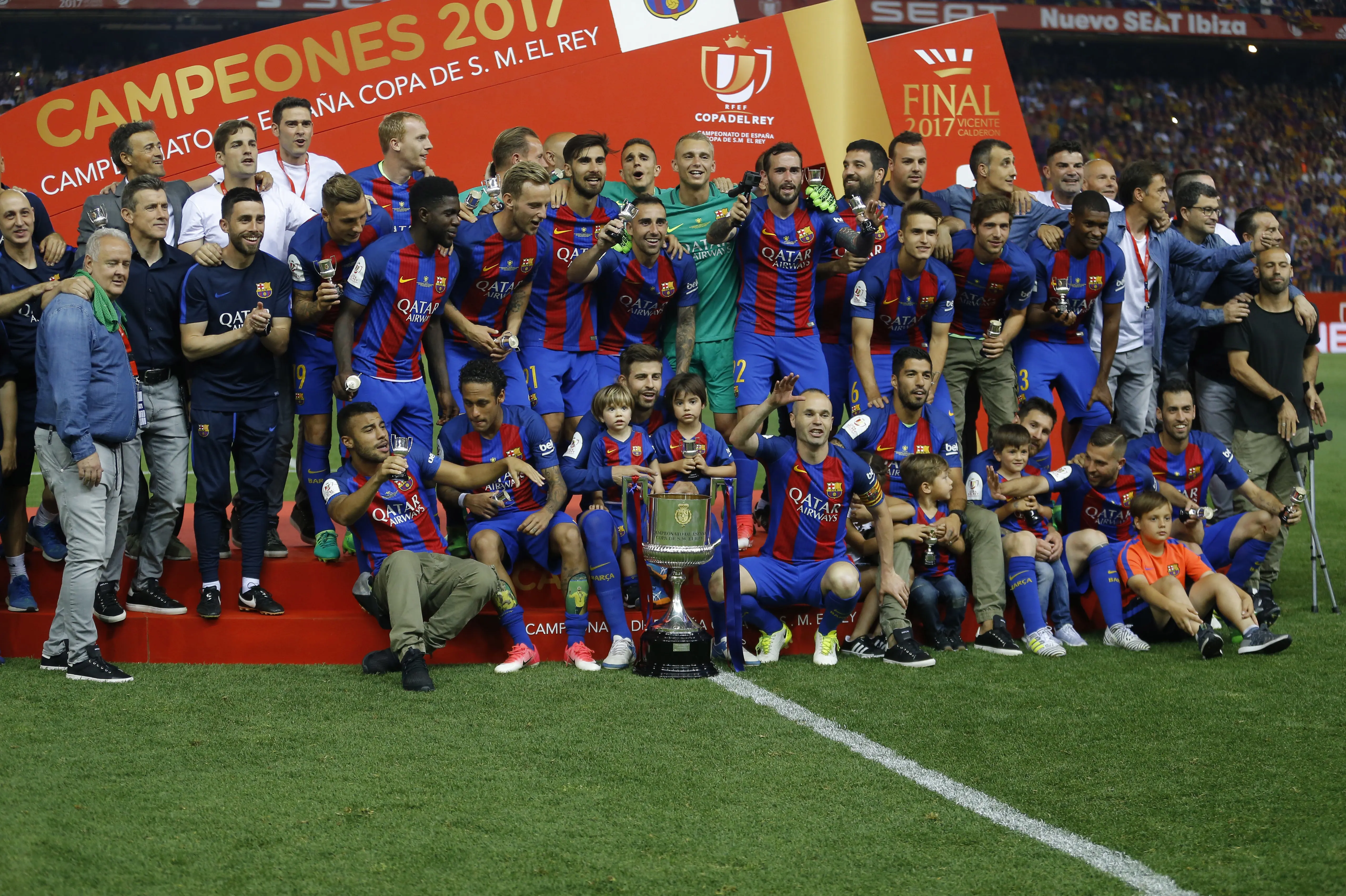 Pemain Barcelona berpose bersama usai laga melawan Alaves di Final Piala Raja Spanyol (Copa del Rey) di stadion Vicente Calderon, Spanyol, Minggu (28/5). Barca keluar sebagai pemenang dengan skor 3-1 atas Alaves. (AP Photo)