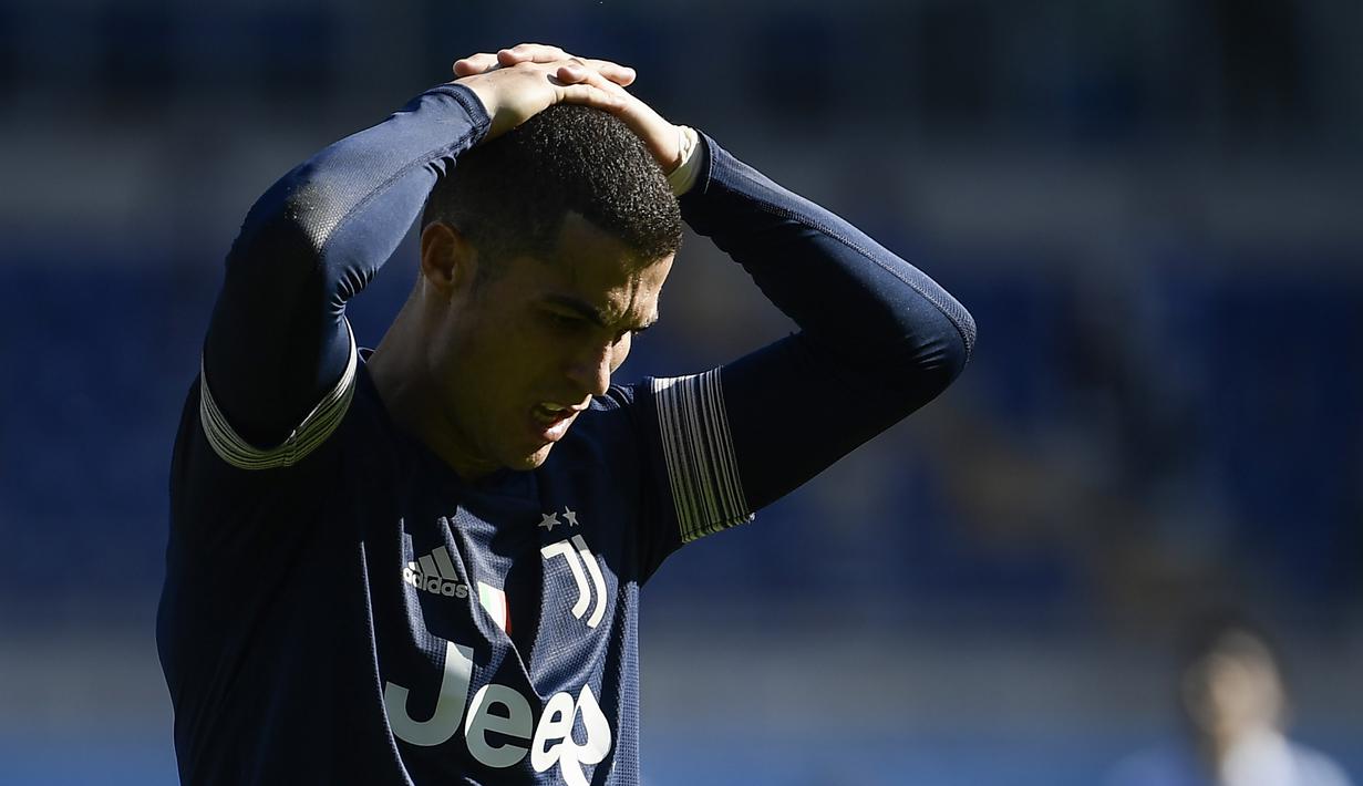 Striker Juventus, Cristiano Ronaldo tampak kecewa usai gagal memanfaatkan peluang dalam laga lanjutan Liga Italia 2020/21 melawan Lazio di Olimpico Stadium, Roma, Minggu (8/11/2020). (AFP/Filippo Monteforte)