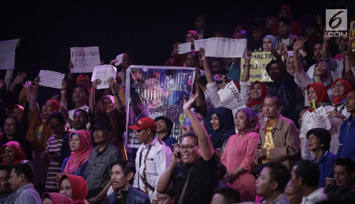 Pendukung finalis menyemarakan D'Academy 4 di Studio Indosiar, Jakarta, Jumat (19/5). (Liputan6.com/Faizal Fanani)
