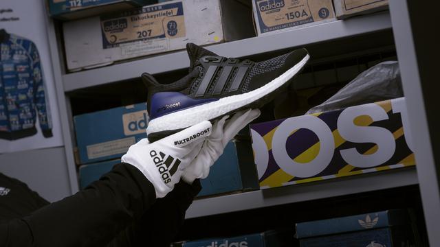 Sepatu lari adidas UltraBOOST