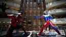 Dua patung Ultraman setinggi lima meter ditampilkan di pusat perbelanjaan di Shanghai, China, Selasa (3/5/2016). Patung tersebut merupakan bagian dari pameran untuk memperingati ulang tahun Ultraman ke-50. (REUTERS/Aly Song)