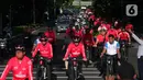 Masyarakat yang tergabung dalam Komunitas Bike to Work (B2W) Indonesia saat bersepeda memperingati hari bersepedah dunia di Jakarta Jumat (3/6/2022). (Liputan6.com/Angga Yuniar)